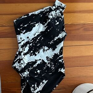 Carmen Marc Valvo Black and White One-Shoulder Swimsuit 4